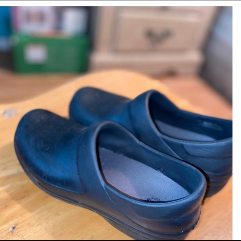 Slip resistant shoes